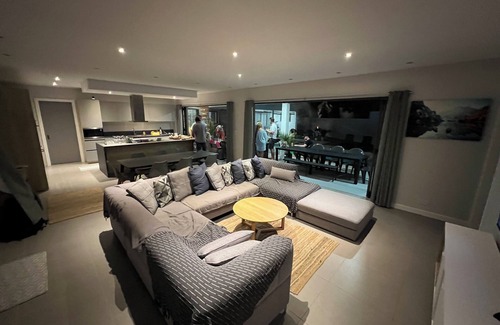 Bain Boeuf Casa | 4‑BR/Ensuite Designer Family Home with Pool, 2 terraces 3‑min to Beach parking