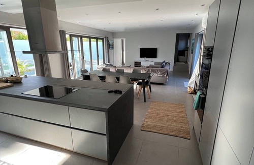 Bain Boeuf Casa | 4‑BR/Ensuite Designer Family Home with Pool, 2 terraces 3‑min to Beach parking