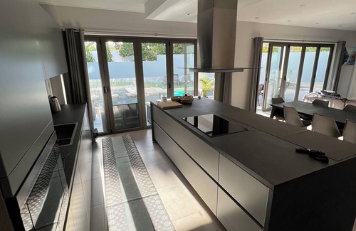 Bain Boeuf Casa | 4‑BR/Ensuite Designer Family Home with Pool, 2 terraces 3‑min to Beach parking