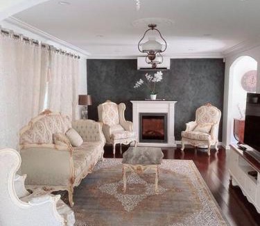 Kingswood Casa | 4 BR House - Walk to Station & Nepean Hospital