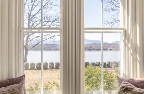 Germantown Casa | 4 Br, Hudson River Manor on 65 acres, with pool