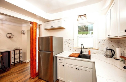 South Euclid Casa | 4-BR LuxeHot Tub NEW ON VRBO DISCOUNTED PRICE, EXCELLENT REVIEWS OTHER PLATFORMS