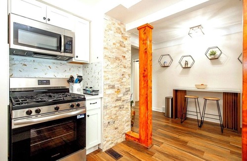 South Euclid Casa | 4-BR LuxeHot Tub NEW ON VRBO DISCOUNTED PRICE, EXCELLENT REVIEWS OTHER PLATFORMS