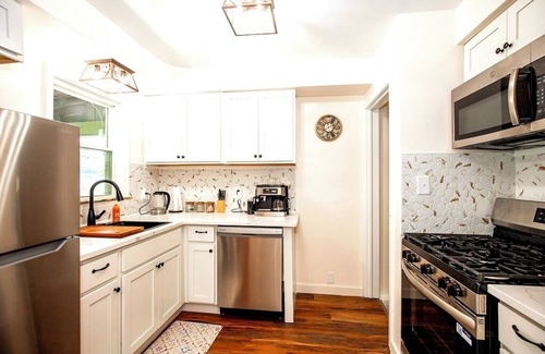 South Euclid Casa | 4-BR LuxeHot Tub NEW ON VRBO DISCOUNTED PRICE, EXCELLENT REVIEWS OTHER PLATFORMS