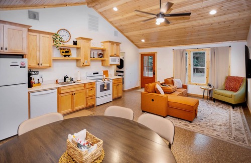 Hulbert Cabina | 4 Cabin Retreat Sleeps 12 with Hot Tubs and Firepit