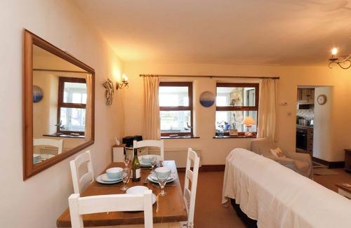 Hinderwell Cabaña | 4 CLIFF COTTAGES, pet friendly, country holiday cottage in Staithes