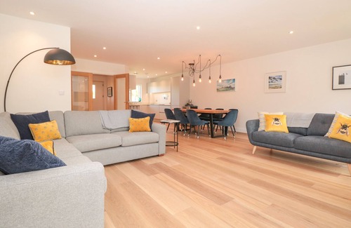 Bugford Cabaña | 4 Court Terrace, Hillfield Village