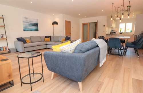 Bugford Cabaña | 4 Court Terrace, Hillfield Village