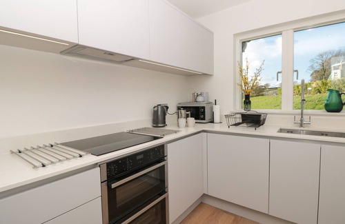 Bugford Cabaña | 4 Court Terrace, Hillfield Village