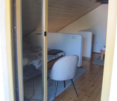 Unterallgau Casa | #4 Dachstudiozimmer mit 2 Betten und Balkon mit WG Bad Airport nah freies W-Lan