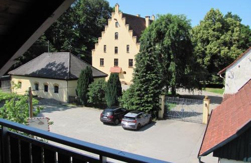 Unterallgau Casa | #4 Dachstudiozimmer mit 2 Betten und Balkon mit WG Bad Airport nah freies W-Lan
