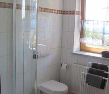 Unterallgau Casa | #4 Dachstudiozimmer mit 2 Betten und Balkon mit WG Bad Airport nah freies W-Lan