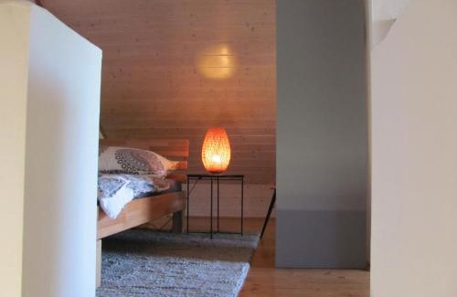 Unterallgau Casa | #4 Dachstudiozimmer mit 2 Betten und Balkon mit WG Bad Airport nah freies W-Lan