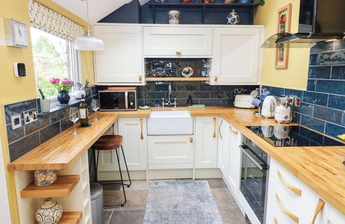 Lanchester Cabaña | 4 FORD STREET, pet friendly, country holiday cottage in Lanchester