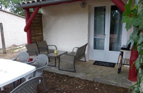 Saint-Aubin-de-Nabirat Casa | 4-Gîte 4 personnes avec piscine