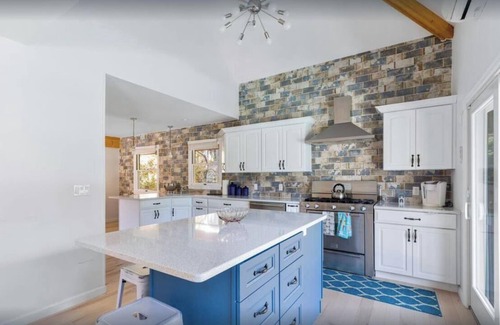 Ocean Bay Park Casa | 4 Houses from Ocean- Heated Pool Rooftop deck