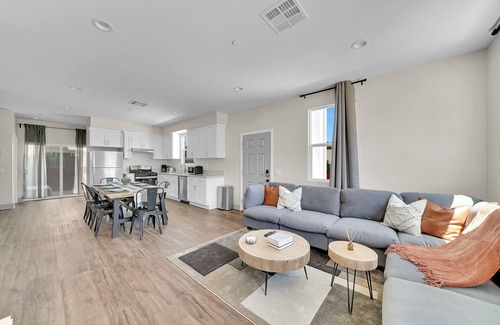 Midway City Casa | 4 Master Bedroom Spacious Central House