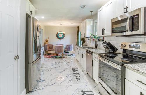 West Arlington Casa | 4 Mi to ATandT Stadium Modern Home with Fenced Yard