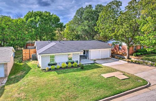 West Arlington Casa | 4 Mi to ATandT Stadium Modern Home with Fenced Yard