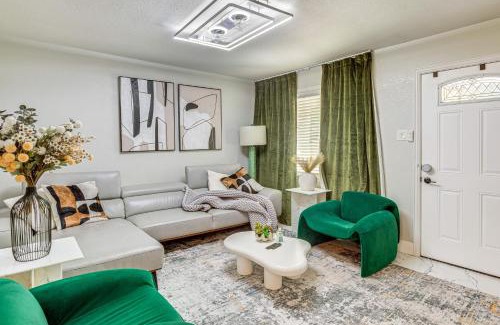 West Arlington Casa | 4 Mi to ATandT Stadium Modern Home with Fenced Yard