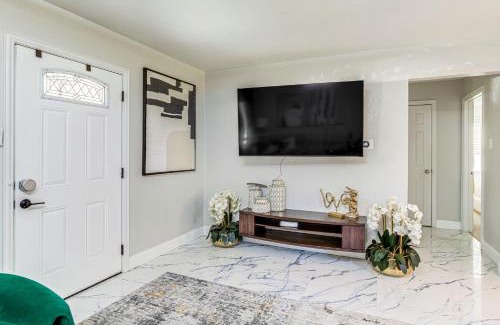 West Arlington Casa | 4 Mi to ATandT Stadium Modern Home with Fenced Yard