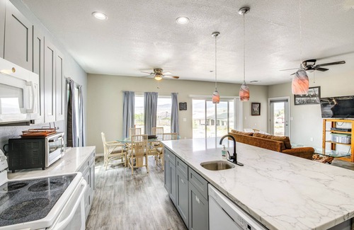 Bullhead City Cabaña | 4 Mi to Casinos: Mtn-view Home in Bullhead City!