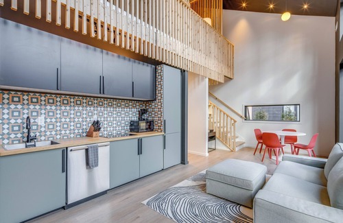 Pisgah Forest Cabina | 4 Mi to Downtown Brevard: Sleek Cabin w/ Deck