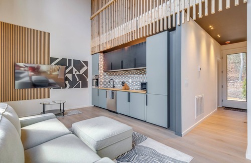 Pisgah Forest Cabina | 4 Mi to Downtown Brevard: Sleek Cabin w/ Deck