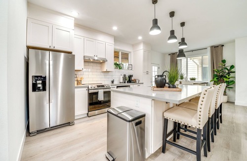 South Tacoma Casa | 4 Mi to Dtwn: Modern Tacoma Home w/ Spacious Yard