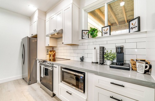 South Tacoma Casa | 4 Mi to Dtwn: Modern Tacoma Home w/ Spacious Yard