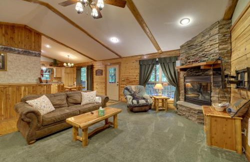 Sylvan Shores Casa | 4 Mi to Marina Cozy Log Cabin in Eureka Springs!