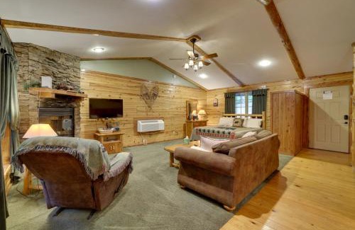 Sylvan Shores Casa | 4 Mi to Marina Cozy Log Cabin in Eureka Springs!
