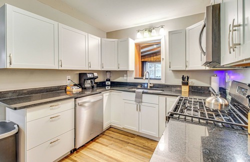 Garden City Casa | 4 Mi to Savannah: Home w/ Gazebo & Seasonal Pool!