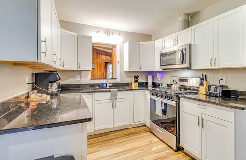 Garden City Casa | 4 Mi to Savannah: Home w/ Gazebo & Seasonal Pool!