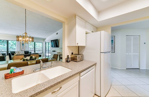 Sarasota Condominio | 4 Mi to Siesta Beach: Condo w/Community Perks!