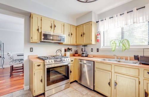 Stone Mountain Casa | 4 Mi to Stone Mountain: Retreat w/ Office!