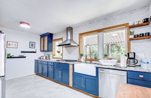 Gainesville Cabaña | 4 Mi to UF: Pet-Friendly Home w/ Yard & Deck
