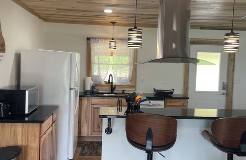 Cherokee Casa | 4 min 2 Casino, Romantic Getaway, Soaking Tub, 2 King Beds, Near Polar Express