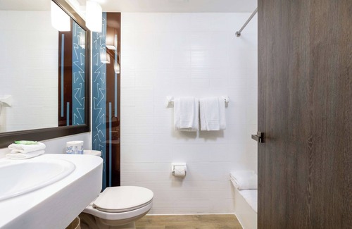 Flagami Hotel | 4 Modern Units With Balcony Outdoor Pool Shuttle Near Wynwood