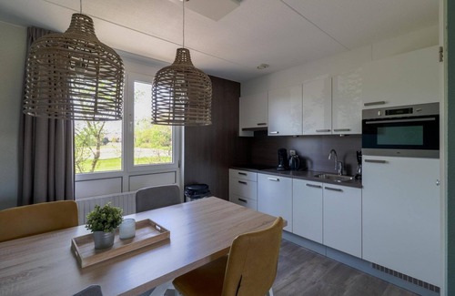 Makkum Casa | 4-person Schakel Deluxe bungalow with a view of the water, spacious yard, and modern kitchen at Beach Resort Makkum on the IJsselmeer.