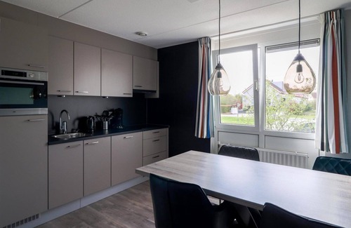 Makkum Casa | 4-person Schakel Deluxe bungalow with a view of the water, spacious yard, and modern kitchen at Beach Resort Makkum on the IJsselmeer.