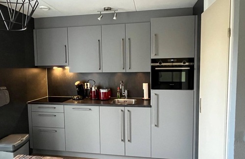 Makkum Casa | 4-person Schakel Deluxe bungalow with a view of the water, spacious yard, and modern kitchen at Beach Resort Makkum on the IJsselmeer.