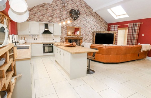Hollow Meadows Cabaña | 4 PHEASANT LANE, pet friendly, with hot tub in Stocksbridge