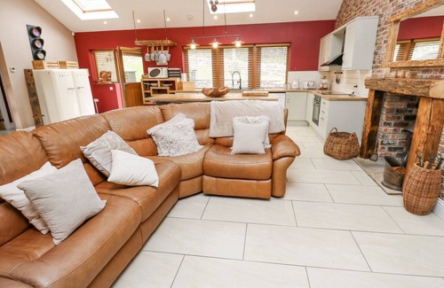 Hollow Meadows Cabaña | 4 PHEASANT LANE, pet friendly, with hot tub in Stocksbridge