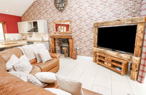 Hollow Meadows Cabaña | 4 PHEASANT LANE, pet friendly, with hot tub in Stocksbridge