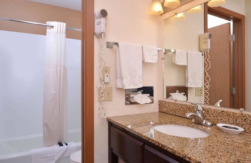 Atlantic Hotel | 4 Relaxing Rooms w/ BBQ Grill and Friendly Staff – Ideal for Business Travelers