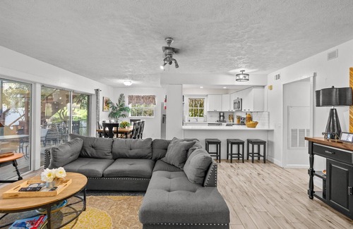 Southwest Orlando Casa | 4 Rooms, Lake, Pool, Hottub, Puttputt