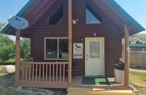 Absarokee Cabina | #4 Rustic cabin with AC in Absarokee - 2 bedrooms