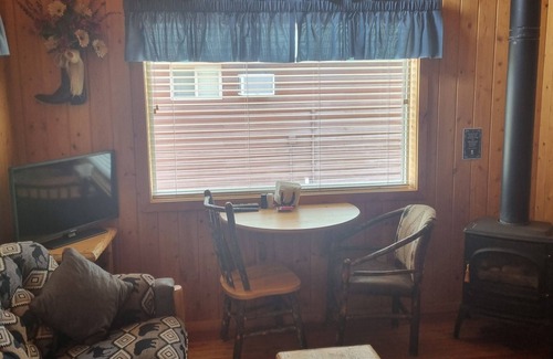 Absarokee Cabina | #4 Rustic cabin with AC in Absarokee - 2 bedrooms