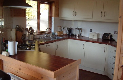 Bridgnorth Cabina | 4 estrellas de lujo Lakeside Pine Lodge (con sauna) en el establecimiento de Shropshire aislada